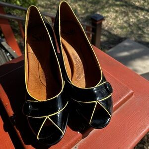 NWOT Sofft Size 9 Black Leather Upper Pumps With Contrasting Piping
